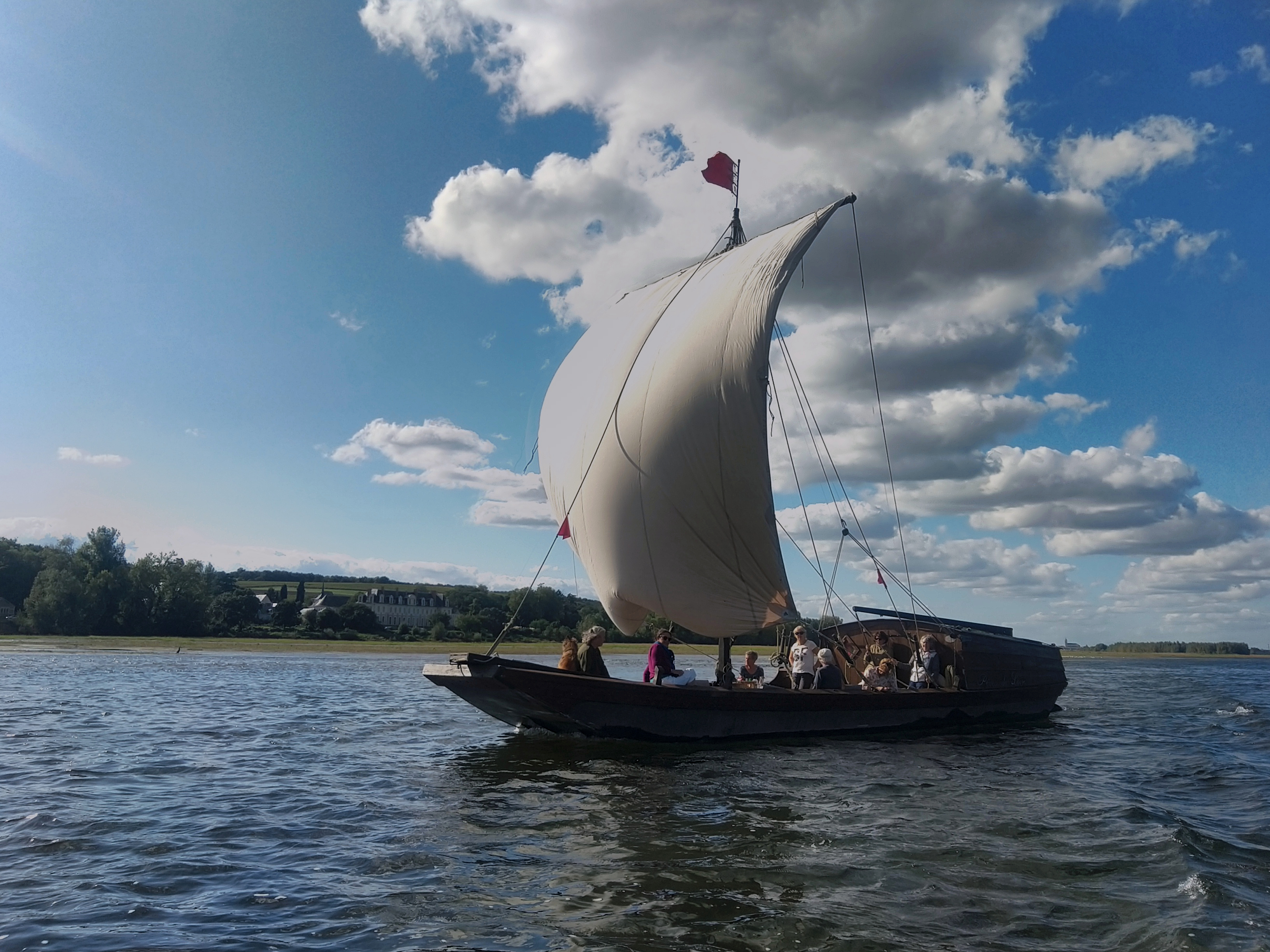 Vue sur la Loire depuis une toue sablière